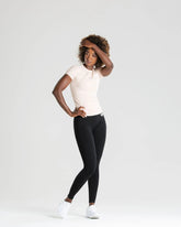 امرأة ترتدي تي شيرت Best Power Seamless للسيدات باللون البيج.